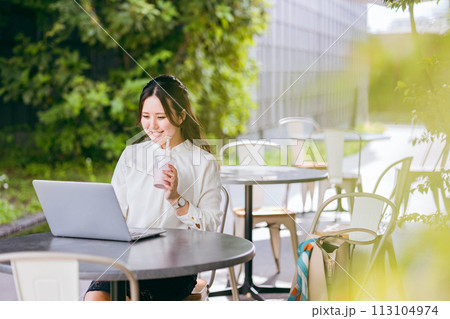 カフェのテラス席でノマドワークをするビジネスウーマン(ノマドワーカー) カフェのテラス席でノマドワークをするビジネスウーマン(ノマドワーカー) 113104974