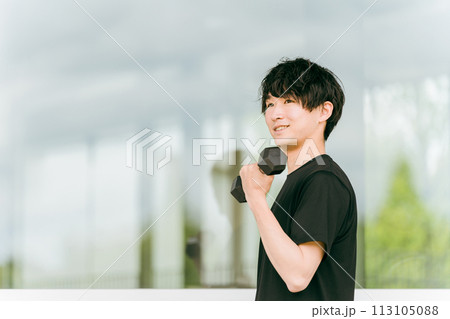 ダンベルで腕と肩の筋肉を鍛える若いアジア人男性 113105088