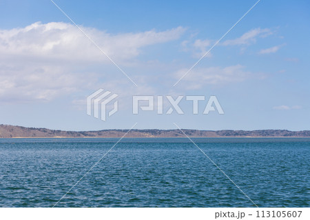 北海道厚岸湾の風景 113105607
