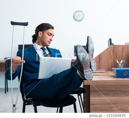 Young leg injured employee in the office 113105635