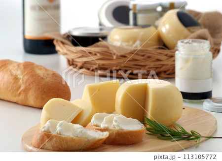 いろいろなチーズとワイン・チーズとフランスパン・ 113105772