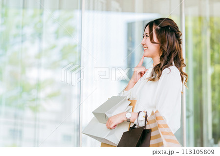 買い物・ショッピング・セールで無駄遣い・散財するビジネスウーマン・女性(物欲・欲しい・浪費) 買い物・ショッピング・セールで無駄遣い・散財するビジネスウーマン・女性(物欲・欲しい・浪費) 113105809