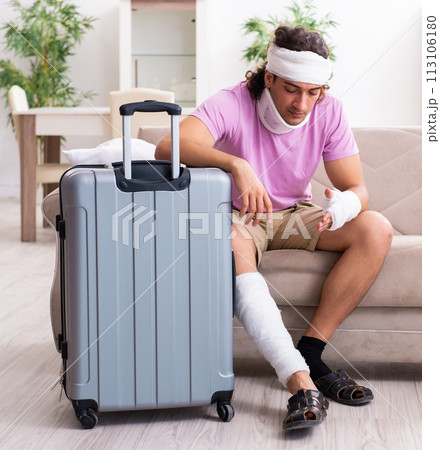 Young injured man preparing for the trip 113106180
