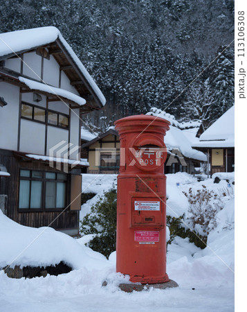 丸ポスト　雪の美山かやぶきの里 113106308