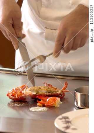 オマール海老を焼くシェフ・鉄板焼きイメージ・オマール海老を焼く鉄板焼きライブ 113106317