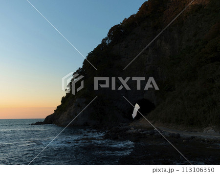 淀の洞門の夕焼け 113106350