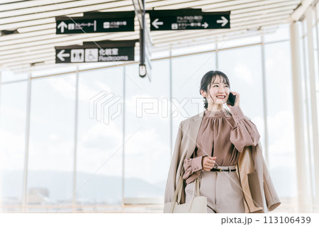 駅ビル・デパート・空港・公共交通機関にいる若い女性・旅行するアジア人ビジネスウーマン 駅ビル・デパート・空港・公共交通機関にいる若い女性・旅行するアジア人ビジネスウーマン 113106439