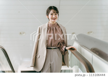 空港・駅のエスカレーターを昇る出張のビジネスウーマン(出勤・通勤) 空港・駅のエスカレーターを昇る出張のビジネスウーマン(出勤・通勤) 113106444