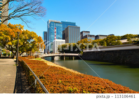 東京　冬の平川橋と大手濠の風景 113106461