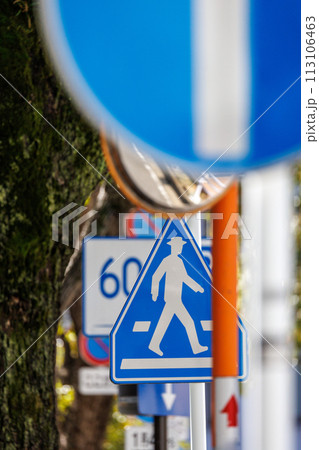 都会の道路脇に設置された交通標識 都会の道路脇に設置された交通標識 113106463