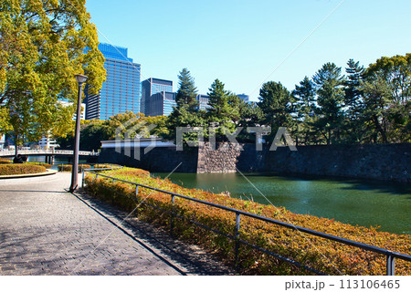 東京　冬の平川橋と大手濠の風景 113106465