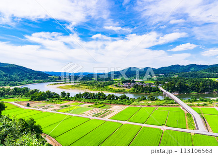 川口牛ケ島 の 信濃川 ( 千曲川 ) と 牛ケ島大橋 と 田園風景 【 新潟県 の 風景 】 113106568