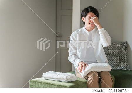 家事に疲れる若いアジア人男性（ストレス・共働き・疲労・家事分担） 113106724
