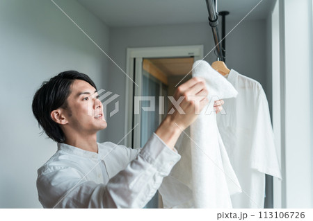 洗濯物を干す男性（家事・主夫・洗剤・柔軟剤・漂白） 113106726