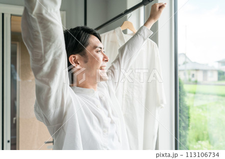 洗濯物を干す男性（家事・主夫・洗剤・柔軟剤・漂白） 113106734