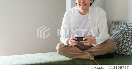 家でゲームをする男性（ニート・引きこもり・ゲーム障害・ゲーム依存・ネット依存・依存症・ゲーマー） 113106737