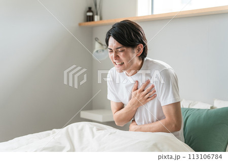 ベッドの上で胸を苦しがる急病の男性(苦しい・発作・心筋梗塞・心臓発作・動悸・狭心症) ベッドの上で胸を苦しがる急病の男性(苦しい・発作・心筋梗塞・心臓発作・動悸・狭心症) 113106784