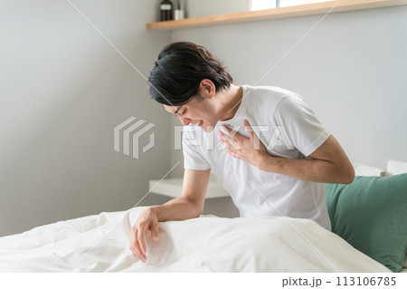 ベッドの上で胸を苦しがる急病の男性（苦しい・発作・心筋梗塞・心臓発作・動悸・狭心症） 113106785
