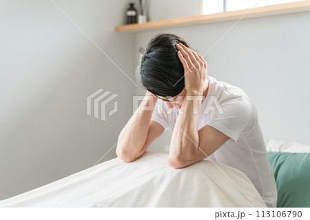 幻聴・耳鳴りが聞こえるパニック障害・聴覚過敏・精神疾患・不眠症・睡眠障害の男性 幻聴・耳鳴りが聞こえるパニック障害・聴覚過敏・精神疾患・不眠症・睡眠障害の男性 113106790