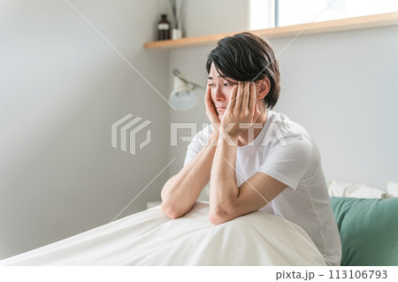 不眠症・睡眠不足・睡眠障害に悩むベッドルームにいる男性 不眠症・睡眠不足・睡眠障害に悩むベッドルームにいる男性 113106793
