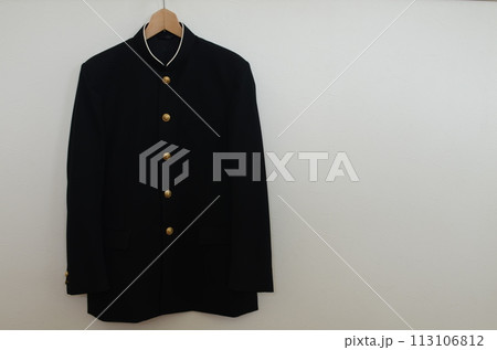 ハンガーにかけられた学生服。 113106812