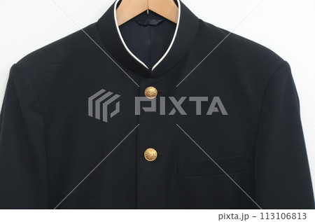 ハンガーにかけられた学生服。 ハンガーにかけられた学生服。 113106813