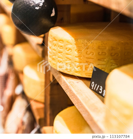 チーズホール が並ぶ チーズ工房 【 ホールチーズ の イメージ 】 チーズホール が並ぶ チーズ工房 【 ホールチーズ の イメージ 】 113107784