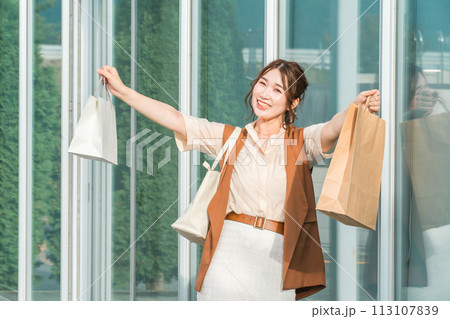 買い物・ショッピング・爆買い・無駄遣いする若い女性 113107839