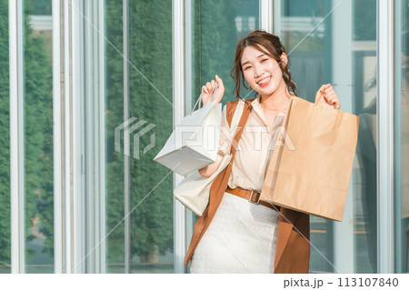 買い物・ショッピング・爆買い・無駄遣いする若い女性 113107840