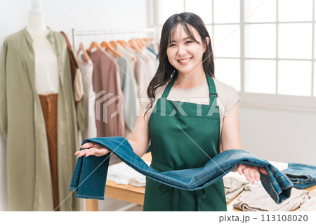 ジーンズショップ・デニムショップ・洋服屋・アパレルショップで働く女性 ジーンズショップ・デニムショップ・洋服屋・アパレルショップで働く女性 113108020