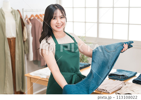 ジーンズショップ・デニムショップ・洋服屋・アパレルショップで働く女性 ジーンズショップ・デニムショップ・洋服屋・アパレルショップで働く女性 113108022