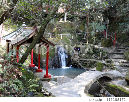 山の中の不動尊の滝　鳴滝神社　和歌山 113108172