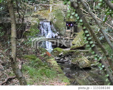 山の中の自然と調和する小さな社と瀧 113108180