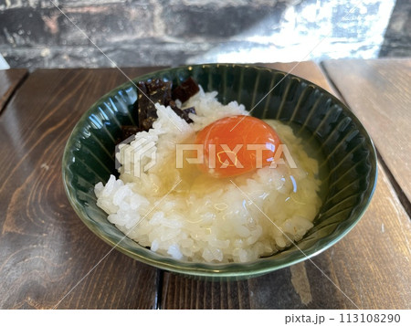 卵かけごはん 新鮮な生卵をのせた白ご飯 卵かけごはん 新鮮な生卵をのせた白ご飯 113108290