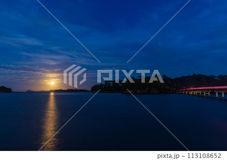 松島 福浦島と満月 松島 福浦島と満月 113108652