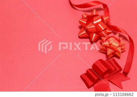 【背景素材】赤リボン・プレゼント（コピースペース・赤背景） 113108662
