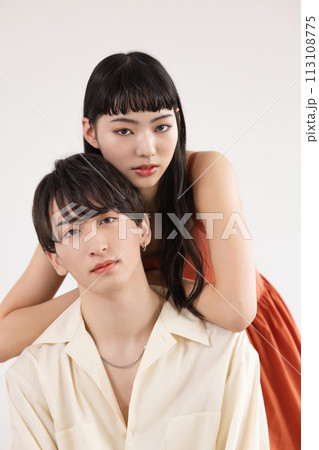 ビューティー ジェンダーレスメイク メイクをしている男女 ビューティー ジェンダーレスメイク メイクをしている男女 113108775