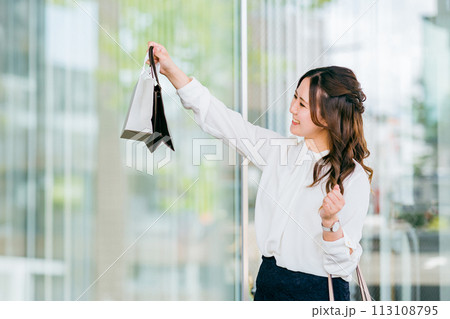 ブランド品・アクセサリー・ジュエリー・腕時計・高級品・貴金属を買った女性 113108795