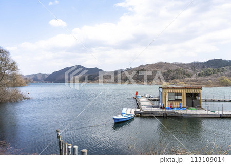 早春の国営みちのく湖畔公園からみた釜房ダム　閉鎖したボート乗り場　宮城県川崎町 113109014