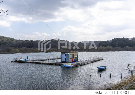 早春の国営みちのく湖畔公園からみた釜房ダム 閉鎖したボート乗り場 宮城県川崎町 早春の国営みちのく湖畔公園からみた釜房ダム 閉鎖したボート乗り場 宮城県川崎町 113109016