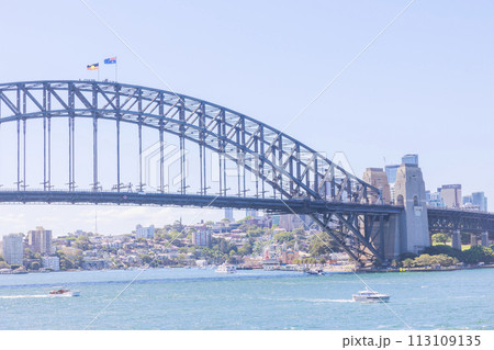 シドニー湾に架かるハーバーブリッジ 113109135