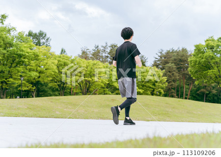 公園でウォーキング・ジョギング・ランニング・運動・有酸素運動・トレーニングをする若い男性 公園でウォーキング・ジョギング・ランニング・運動・有酸素運動・トレーニングをする若い男性 113109206