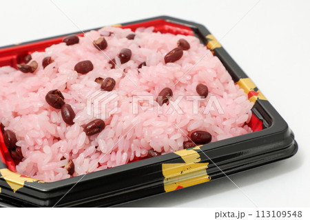赤飯、和食、もち米、日本食、食べ物、容器、プラスチック容器、小豆、豆、米粒、米、お米、ご飯、ごはん 赤飯、和食、もち米、日本食、食べ物、容器、プラスチック容器、小豆、豆、米粒、米、お米、ご飯、ごはん 113109548