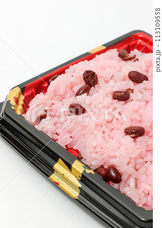 赤飯、和食、もち米、日本食、食べ物、容器、プラスチック容器、小豆、豆、米粒、米、お米、ご飯、ごはん 赤飯、和食、もち米、日本食、食べ物、容器、プラスチック容器、小豆、豆、米粒、米、お米、ご飯、ごはん 113109558