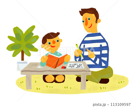 リビングのテーブルで勉強する親子　イクメン 113109597