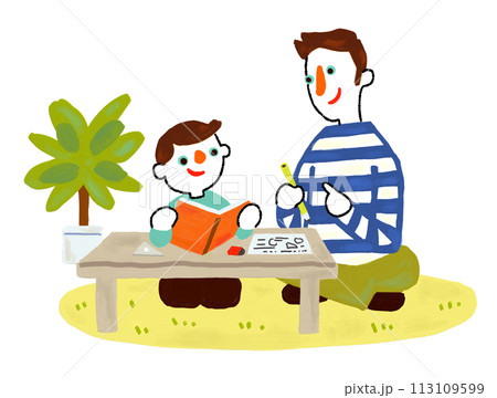 リビングのテーブルで勉強する親子　イクメン 113109599
