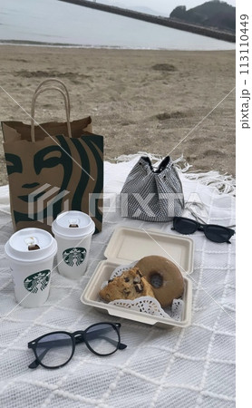 ビーチでコーヒーを飲みながらの休日を楽しむ 113110449