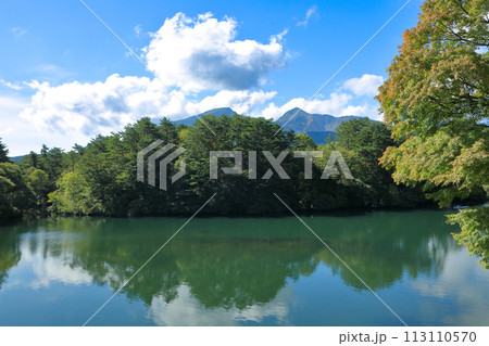 磐梯朝日国立公園　五色沼湖沼群自然探索路毘沙門沼から磐梯山を望む 113110570