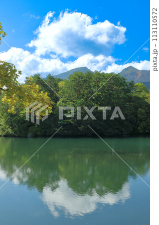 磐梯朝日国立公園　五色沼湖沼群自然探索路毘沙門沼から磐梯山を望む 113110572