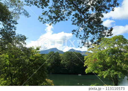 磐梯朝日国立公園 五色沼湖沼群自然探索路毘沙門沼から磐梯山を望む 磐梯朝日国立公園 五色沼湖沼群自然探索路毘沙門沼から磐梯山を望む 113110573